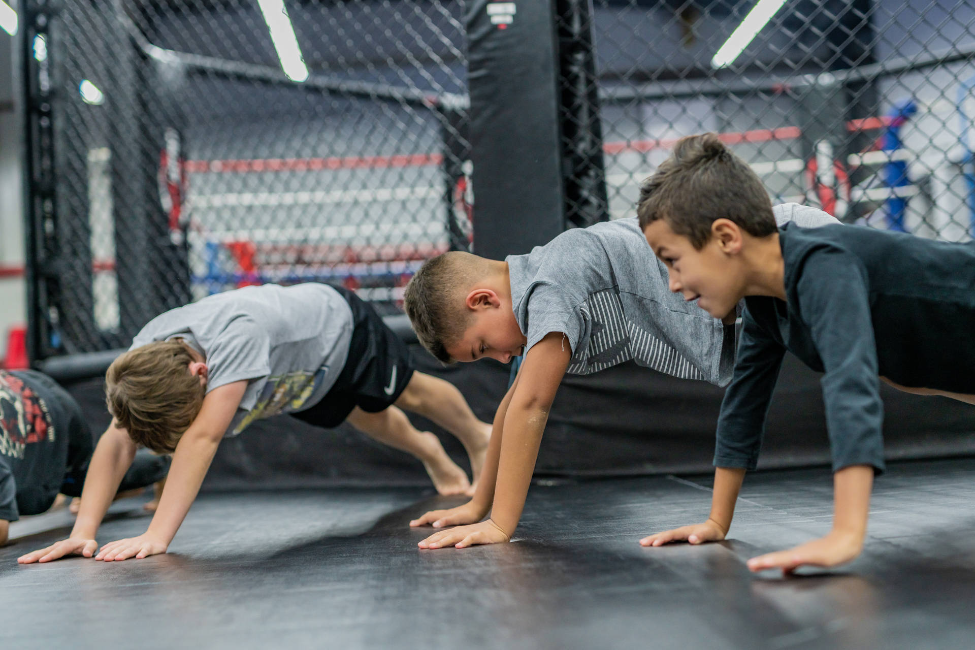 Enfants réalisant un exercice de déplacement au sol sur le tatami